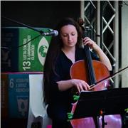 Pittrice e musicista diplomata in violoncello al Conservatorio e all'Accademia in illustrazione offre lezioni di pittura (Acquerello, acrilico, tecniche miste...) o musica (violoncello, ukulele, solfeggio...). Adatto a tutte le età